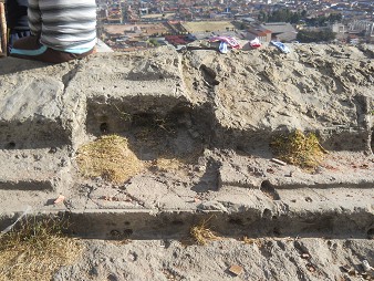 Cusco Sacsayhuamn 16: Hgel mit langen,
              geschnittenen Steinen mit Kanlchen und Lchern