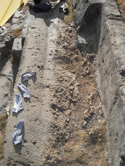 Cusco Sacsayhuamn 16: Die Sitzbank aus dem Stein geschnitten mit Lchern drin der Lnge nach