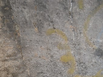 Cusco Sacsayhuamn 16: Der Weg zurck nach Cusco, gigantischer, weisser Stein mit Schnitten und Nischen - Nahaufnahme 02