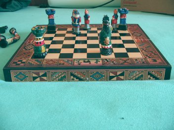 Schachbrett mit wenigen Figuren