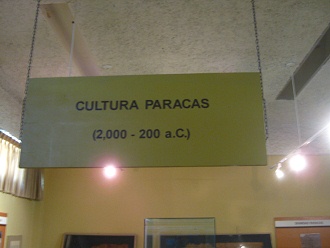 Die Tafel am Eingang zum Bereich der
                    Paracas-Kultur (2000-200 v.Chr.)