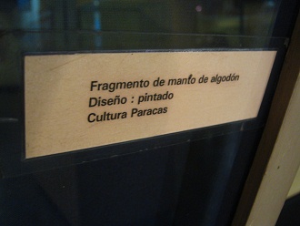 Text zur Weberei der Paracas-Kultur: Fragment
                      eines Baumwollstoffs. Das Muster ist aufgemalt.