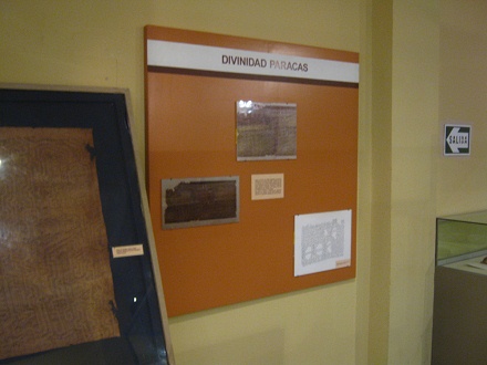 Tafel mit Texten ber die Gewebetechniken der
                    Paracas-Kultur