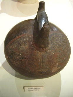 Pfeifende Keramik-Flasche in Form eines
                    Raubtiers (felino) der Paracas-Kultur 01