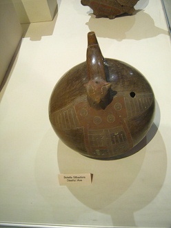 Pfeifende Keramik-Flasche in Form eines Vogels
                    der Paracas-Kultur