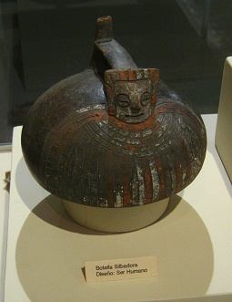 Pfeifende Keramikflasche mit der Ritzzeichnung
                    eines Menschen
