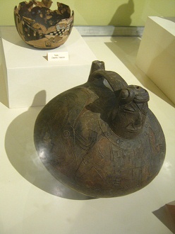 Eine weitere Keramikflasche mit dem Design
                      einer menschlichen Figur