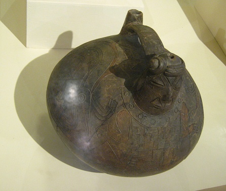 Eine weitere Keramikflasche mit dem Design
                      einer menschlichen Figur, Nahaufnahme
