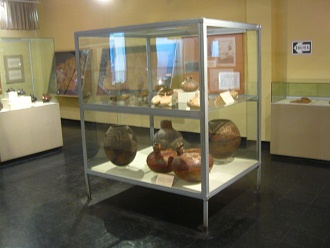 Vitrine mit Keramikan der Nekropolis
                    (Totensttte) der Paracas-Kultur