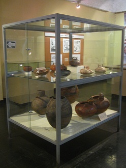 Vitrine mit Keramiken der Nekropolis
                      (Totensttte) der Paracas-Kultur 02
