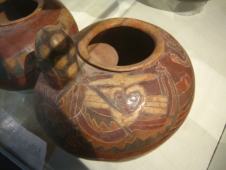 Grosses Keramikgefss mit dem Muster einer Frau
                    und weiteren Figuren