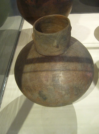 Grosses Keramikgefss mit dem Ausguss
                            in Form eines Kopfes