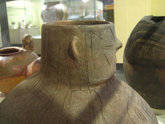 Grosses Keramikgefss mit dem Ausguss
                            in Form eines Kopfes, Nahaufnahme
