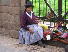 Stickereiverkuferin mit
                            Taillen-Webstuhl in Cusco 2009