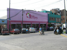 Avenida Urteaga: Centro comercial rosada
                        para ropa de mujeres
