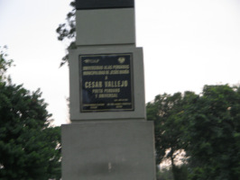 Jess Mara, monumento de parque para el
                        poeta Cesar Valllejo, placa de texto
                        (lamentablemente mal)