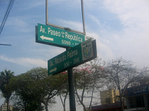Strassenschilder der Kreuzung Avenida
                          Palma - Avenida Paseo de la Republica
                          (Stadtautobahn)