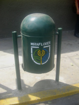 Miraflores, Avenida Bolognesi, Abfallkbel
                        mit dem Wappen von Miraflores