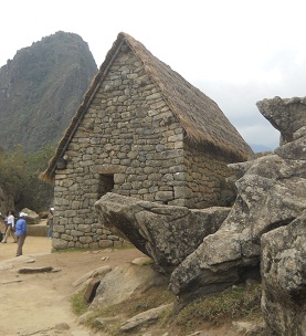 Machu Picchu, una de las casitas de la zona de
                    la piedra sagrada