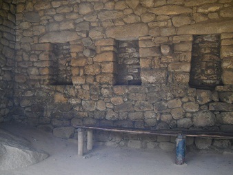 Casita de la zona de la piedra sagrada, muro
                    interior con nichos 02