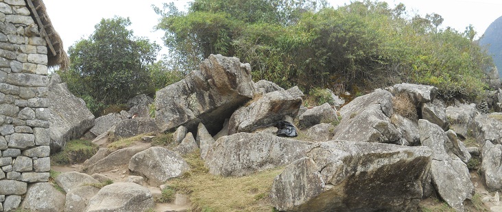 Machu Picchu, cantera zona de la piedra
                    sagrada, piedras planas gigantes, foto panormica