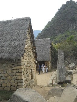 Machu Picchu, la piedra sagrada con la vista
                    lateral con casitas
