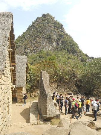 Machu Picchu, la piedra sagrada con la vista
                    lateral con el mirador Huaynapicchu al fondo 02
