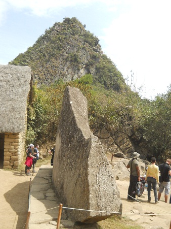 Machu Picchu, piedra sagrada, vista lateral
                    primer plano 02