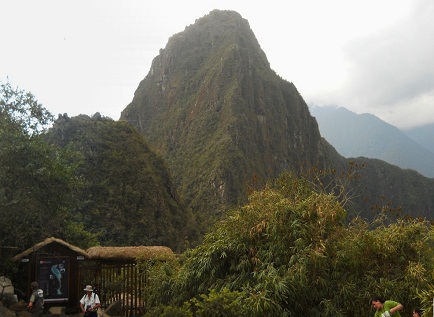La entrada al camino al mirador Huaynapicchu,
                    foto panormica