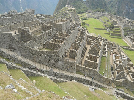 Machu Picchu: vista a la escalera grande y a la
                    plaza mayor