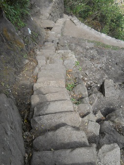 Bajada de Huaynapicchu, escalera
                            irregular escarpada, primer plano 2