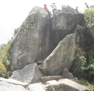 Steinbruch auf der Bergspitze von Huaynapicchu mit geschnittenen Gigasteinen