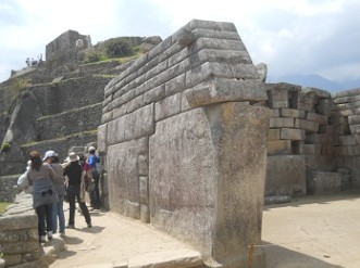 Machu Picchu: Mannshohe, geschnittene Gigasteine des Haupttempels