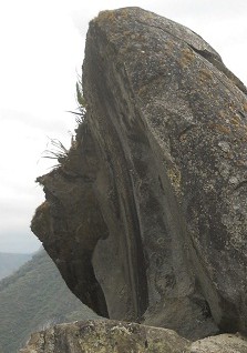 Machu Picchu, grosser Steinbruch: Gigasteine mit gebogenen Schnitten