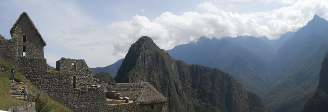 Sicht auf Machu Picchu mit dem Aussichtsberg Huchuypicchu (der kleine) und Huaynapicchu (der hohe) und der Berg Putucusi, im Hintergrund die Berge, Panoramafoto