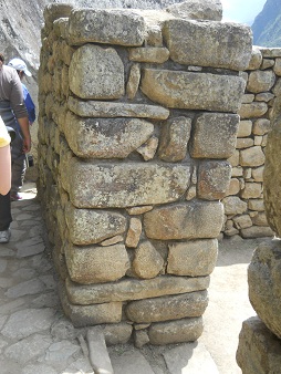 Muro inclinado contra terremotos, as son todos                    en Machu Picchu