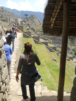 Escalera larga como hay muchos en Machu Picchu
