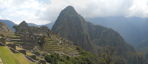 Machu Picchu: Sicht auf die beiden Hausberge mit dem Aussichtsberg Huaynapicchu