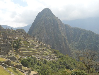 Machu Picchu: Terrassen mit dem grossen Hausberg Huaynapicchu 01+02