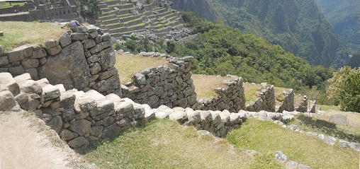 Eine der langen Treppen, solche gibt es viele in Machu Picchu, Panoramafoto