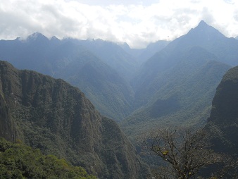 Sicht auf die Hausberge von Machu Picchu: Huaynapicchu (gross)