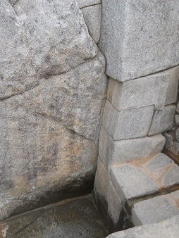 Mauerecke der Zisterne, da sind Inka-Mauersteine integriert, auch dreieckige Steine