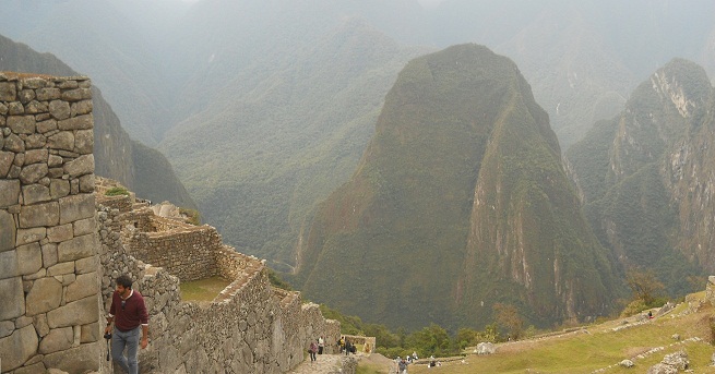 Machu Picchu: Die Aussicht vom Haupt-Sonnentor auf die Berge mit dem Putucusi-Berg etc., Panoramafoto