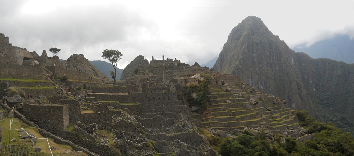 Machu Picchu: Sicht vom Sonnentempel aus auf die Aussichtsberge, Panoramafoto