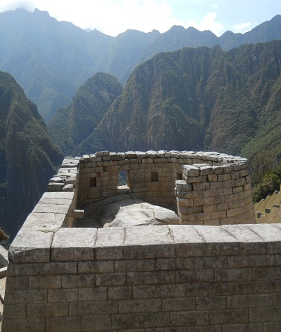 Machu Picchu, die Sicht auf den Sonnentempel von oben mit dem Gigastein drin und mit Aussicht auf die Berge