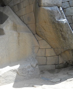 Mumienhhle in Machu Picchu: Der untere Teil der Kurvenmauer, Nahaufnahme