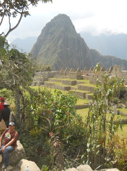 Machu Picchu: Der Tempel zu den 3 Fenstern mit dem Symbol fr Mutter Erde, die Doppeltreppe (Ketschua: Pacha Mama)