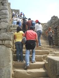 Machu Picchu: Auf dem Weg zu den grossen Tempelanlagen passieren wir wieder Treppen in einem Stck