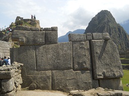 Machu Picchu: Der Tempel zu den 3 Fenstern, die rechte Mauer hat einen Erdbebenschaden 1 - Nahaufnahme