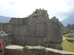 Machu Picchu: Der Tempel zu den 3 Fenstern, die rechte Mauer hat einen Erdbebenschaden 2: Man kann durch die Lcher hindurchsehen